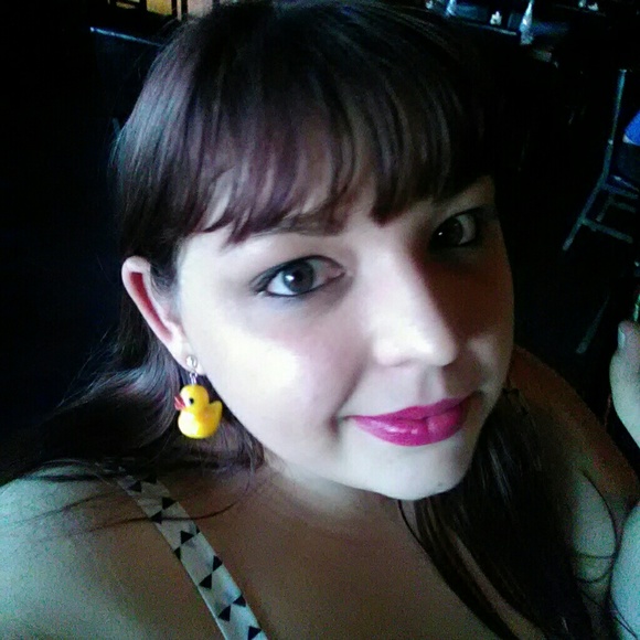 Hi! Thanks for checking out my closet 😊 - Picture 2 of 5